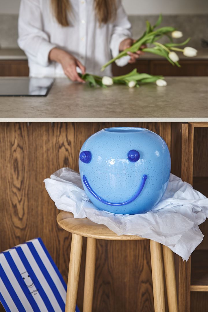 Blå vas från BYON vid namn Happy, med motiv av en leende emoji. 