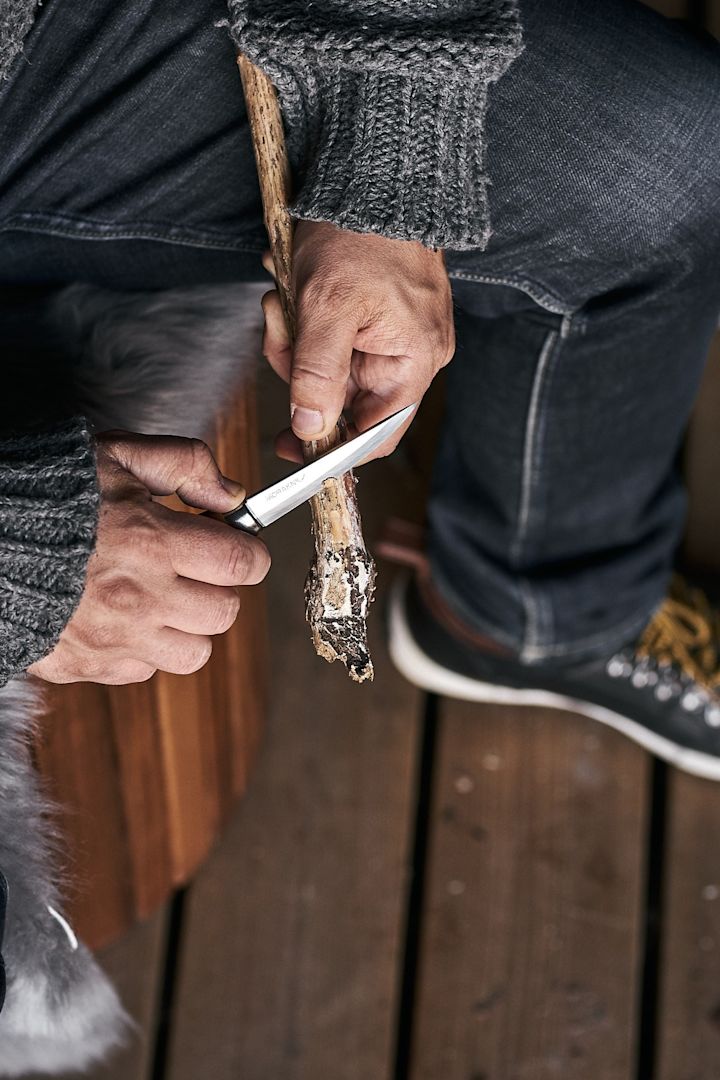 / Slöjdkniv från Morakniv används till att tälja en pinne för välkomnande avkoppling. 