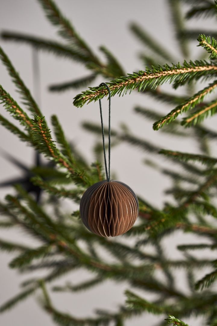 Dekorera julgranen med årets julgranspynt 2021 i 4 olika stilar enligt Nest Trends - Nurture, Share, Boost och Cultivate. Här ser du Ball julkula honeycomb från Broste Copenhagen i jordiga nyanser.