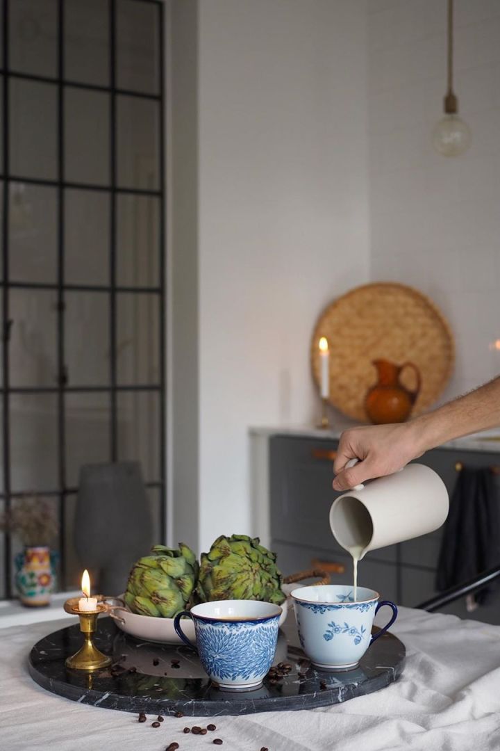 Instagramprofilen @hannesmauritzon har inrett sitt kök rustikt och romantiskt med kafffekopparna Ostindia & Ostindia Floris.