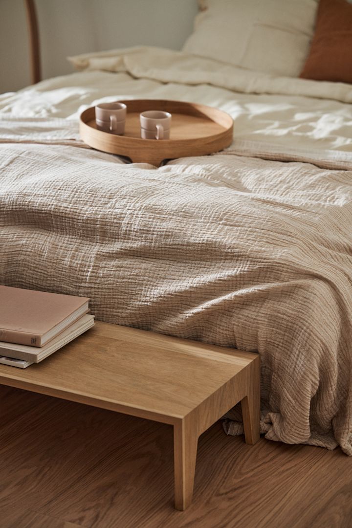 Feng Shui för sovrummet kännetecknas av diskreta färger som beige och många textilier, till exempel Breeze-överkastet på sängen.