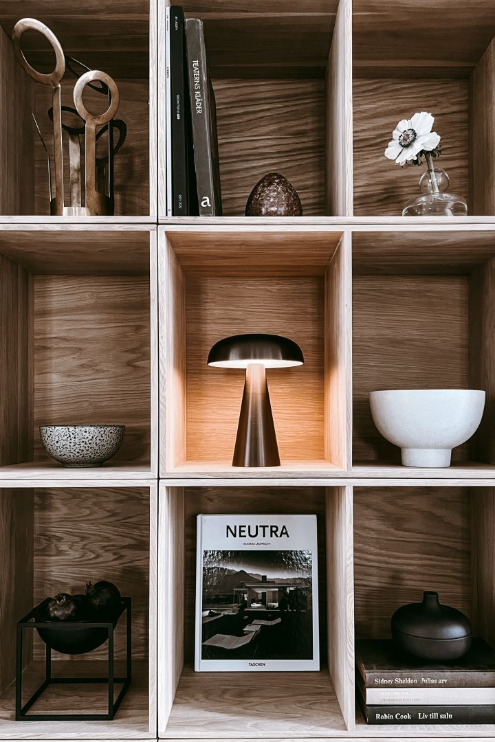 Inreda bokhyllan snyggt - inspiration hemma hos Anela Tahirovic @arkihem där bokhyllan är inredd i en enhetlig färgskala på detaljerna för en fin helhet.