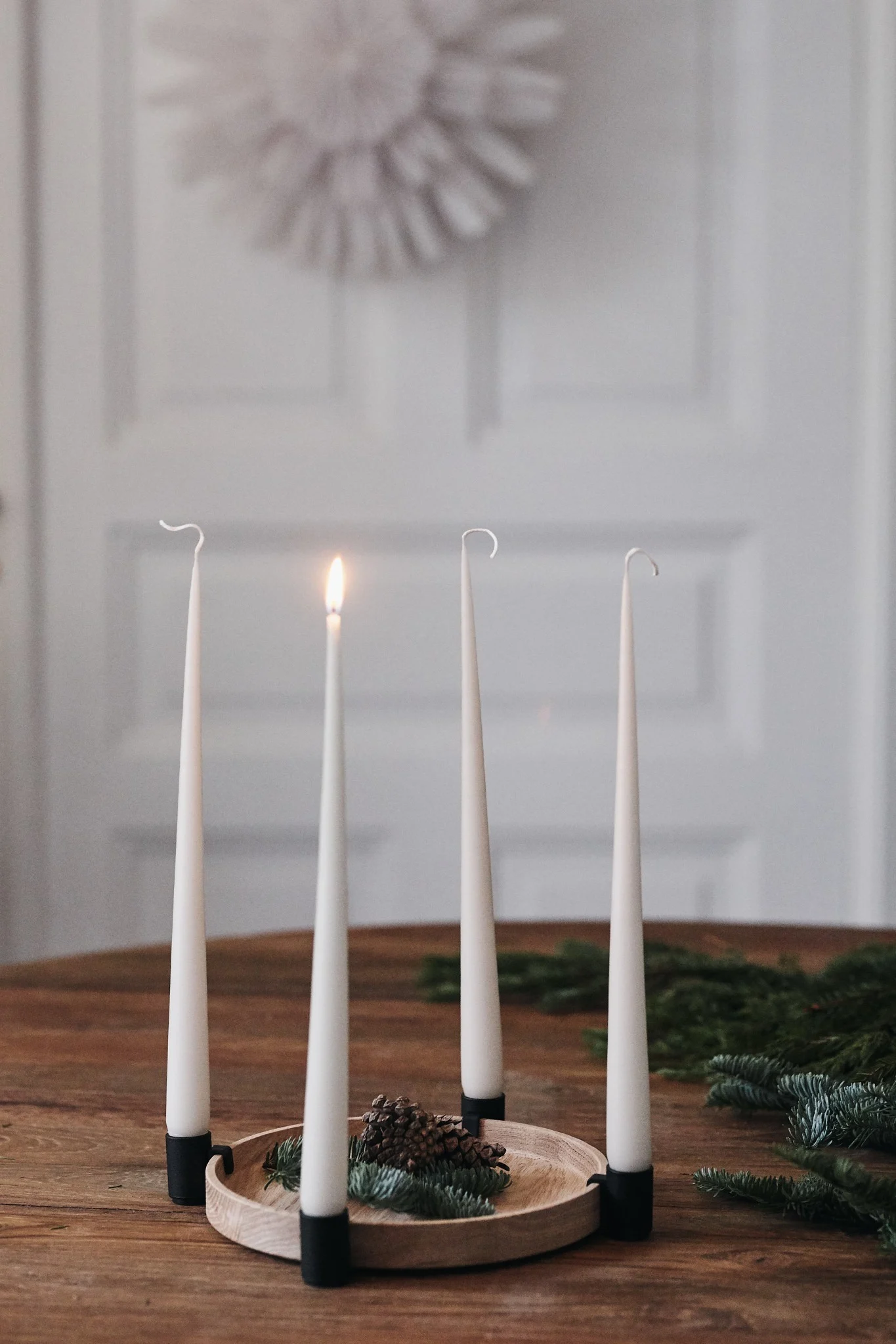 Bilden visar Luna ljusstake från Applicata där ett ljus av fyra är tänt för att symbolisera första advent.