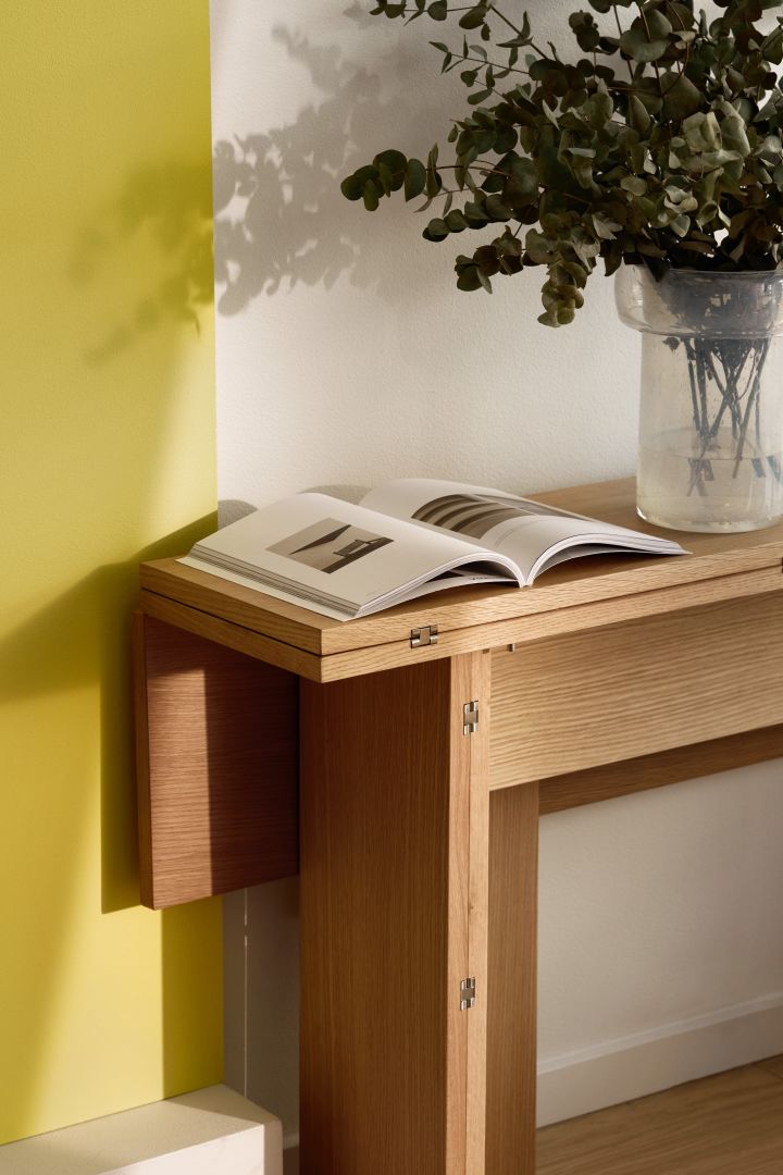 Multifunktionella möbler är en av trenderna bland inredningstrender 2024 - här i Flip-bordet i ek från Design House Stockholm, ett bord men 3 möjligheter. 