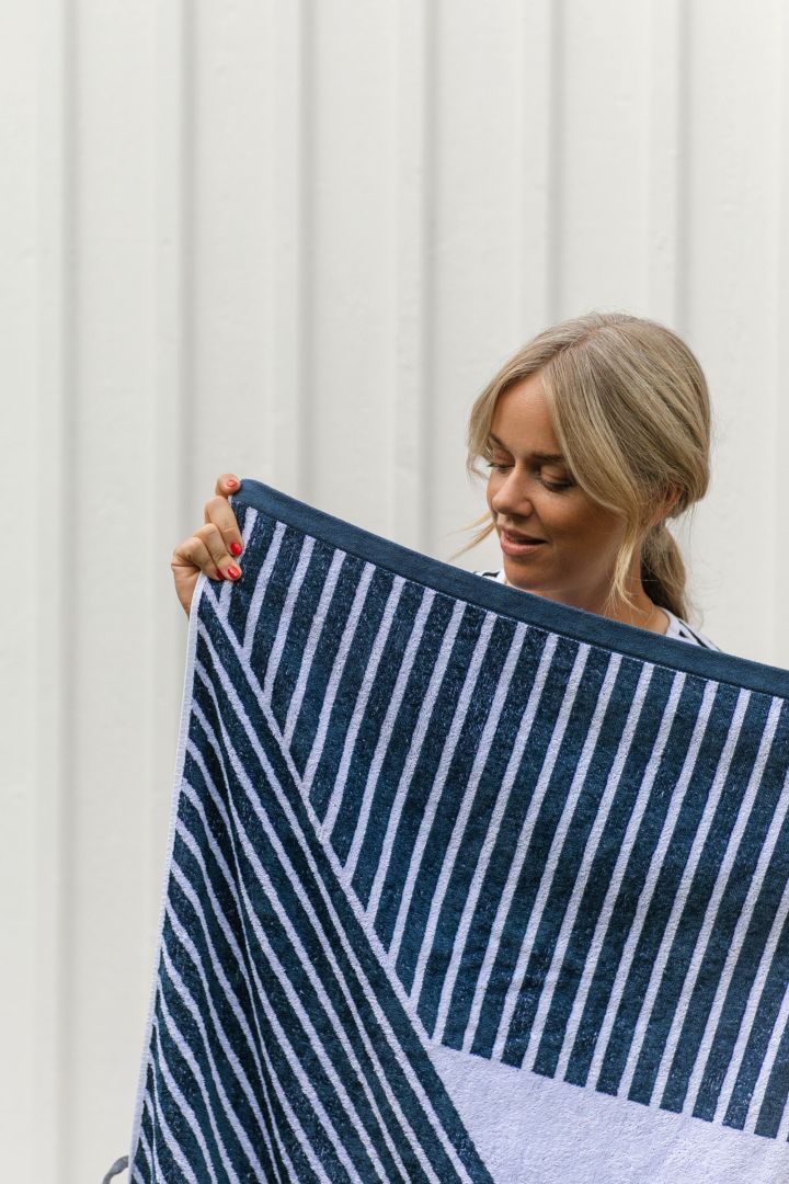 Ebba Kleberg von Sydow tolkar höstens trender - här håller Ebba upp en blå Stripes badhandduk från NJRD.