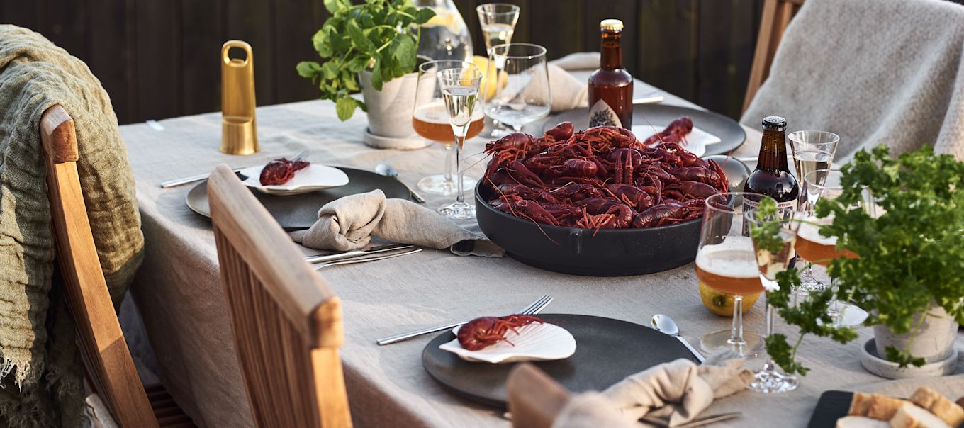 Några festliga tips till kräftskivan är att duka med havet som inspiration, skapa fina servettvikningar och ställa fram enkel och god buffémat.