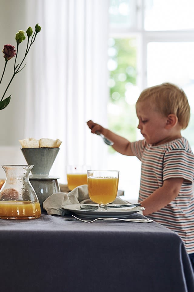 Låt barnen ösa apelsinjuicen med sked som en soppa, här får Nordic Sea tesked användas tillsammans med Lempi glas från Iittala.