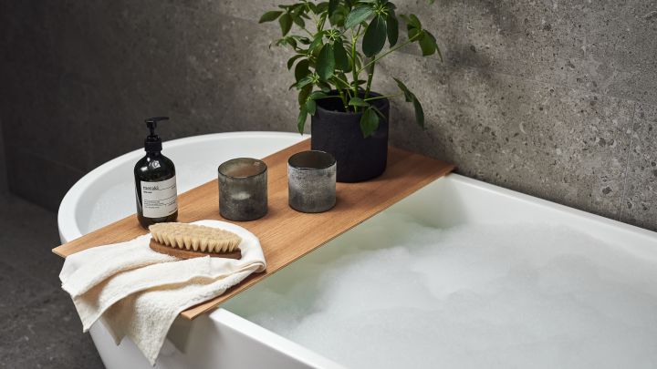Inred ditt badrum för avkopplande stunder med ljuslyktor från Tell me more, Meraki tvål, Himla handduk, Iris hantverk badborste för att skapa hemmaspa-känslan.