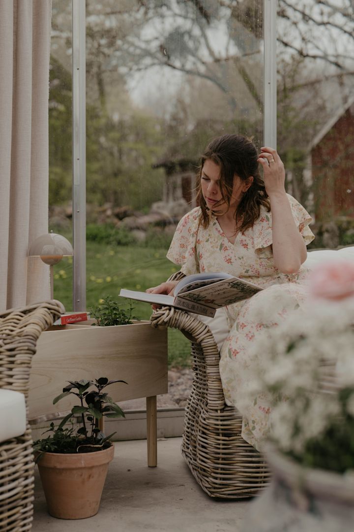 Douve boklåda från Bloomingville är perfekt att inreda växthus med till läshörnan. Foto: Johanna Berglund, @snickargladjen