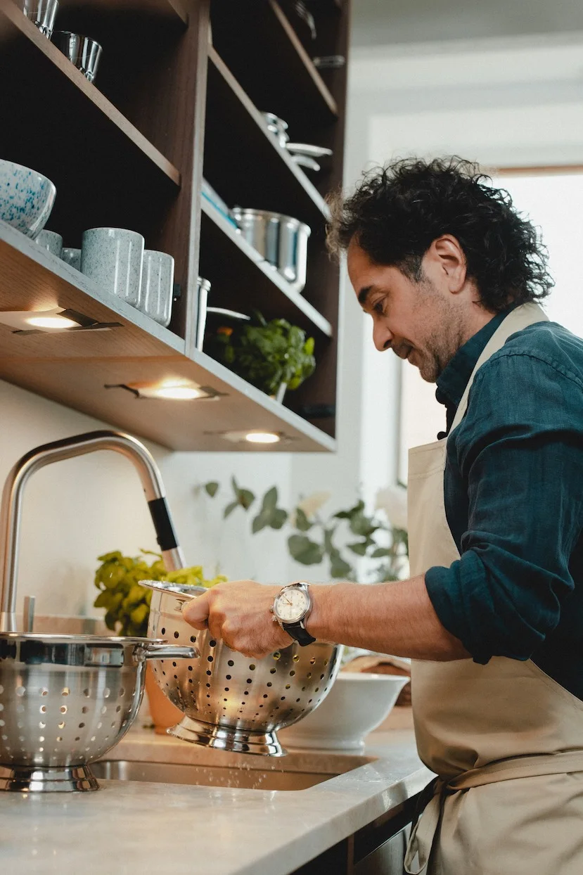 Mästerkocken Markus Aujalay sköljer sallad med hjälp av praktiskt durkslag från sitt eget varumärke. 
