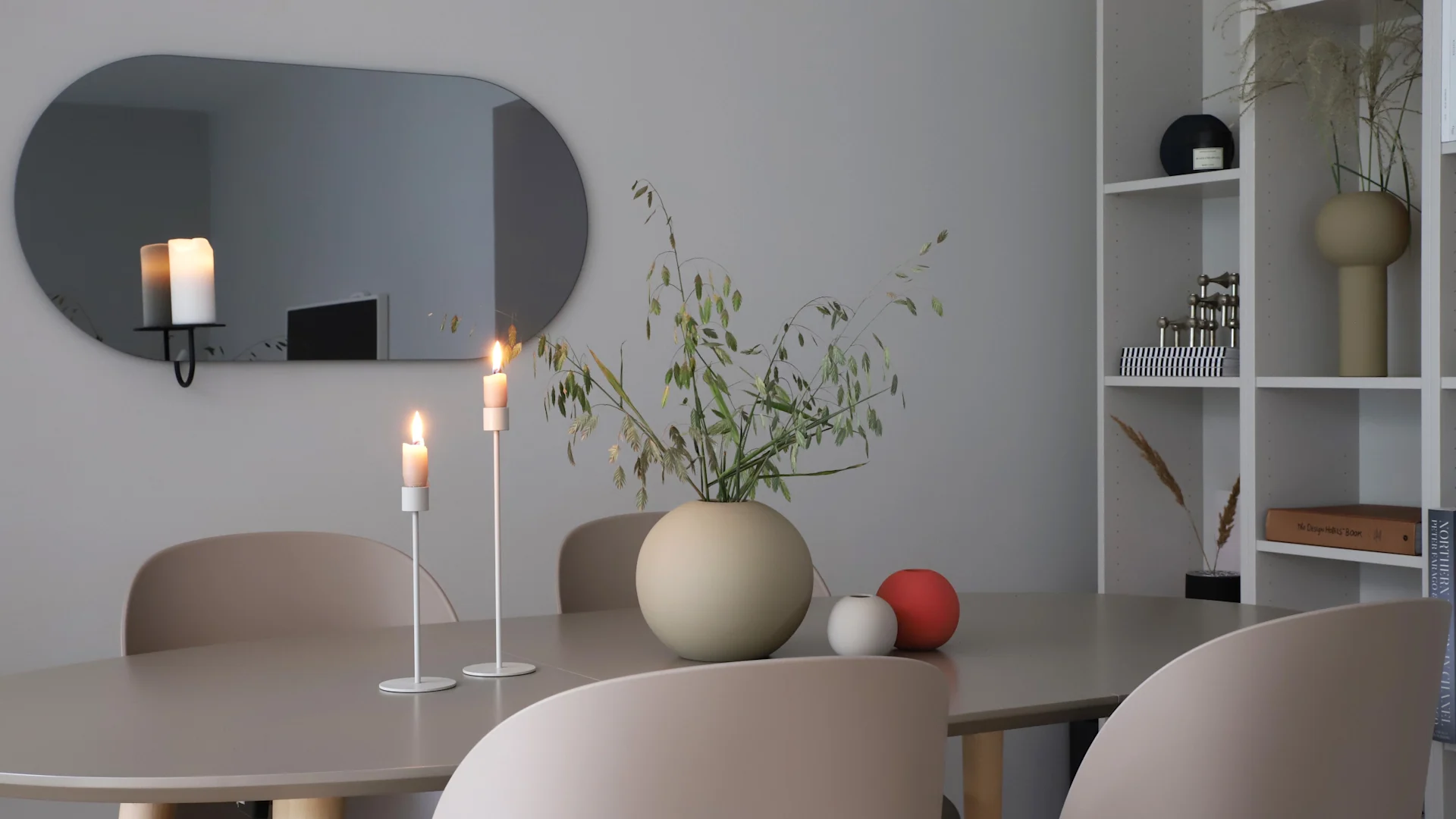 Catrine Åbergs matplats är inredd med vaser och ljusstakar från Cooee Design.