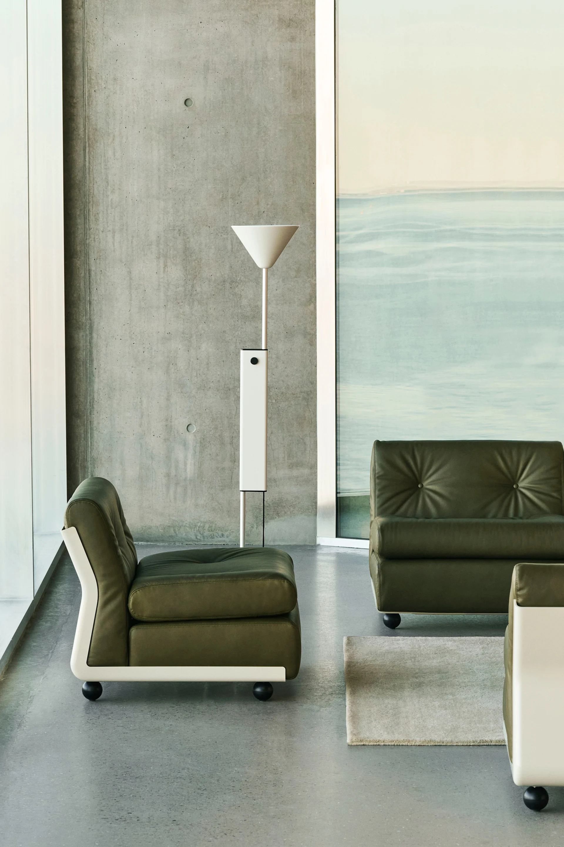 Bland färgtrenderna 2026 finns naturliga gröna nyanser. Här syns en mossgrön soffmodul från Hay.