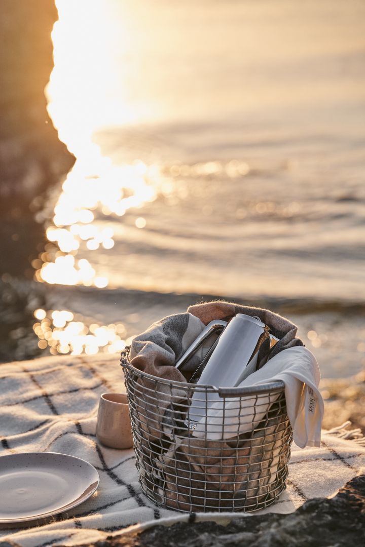 Ett shoppingtips är den tåliga Korbo metallkorg som kan ta med överallt, här vid stranden på raukarna fylld med en termos och en mysig filt.
