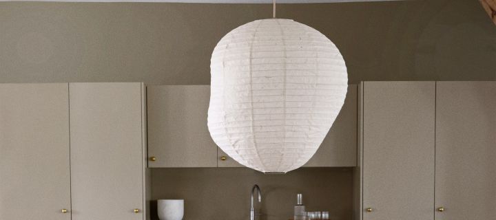 Bild som visar Kurbis rislampa från Ferm Living, en rislampa med organisk, oregelbunden form - här placerad i vardagsrum som går i toner av beige.