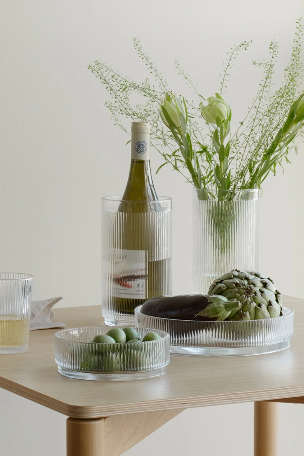 Inredning i räfflat glas är en av årets trender där Pilastro-serien från Stelton förgyller det dukade bordet med en trendig touch.