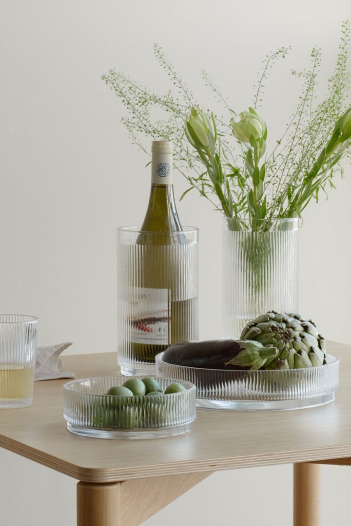 Inredning i räfflat glas är en av årets trender där Pilastro-serien från Stelton förgyller det dukade bordet med en trendig touch.