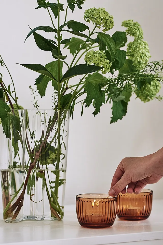 Raami ljuslyktor från Iittala sprider stämning i hemmet och skapar mysig atmosfär enligt hygge.