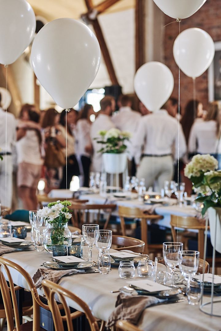 Studentfest-dekoration som går snabbt att göra – vita ballonger som står på bordet. 