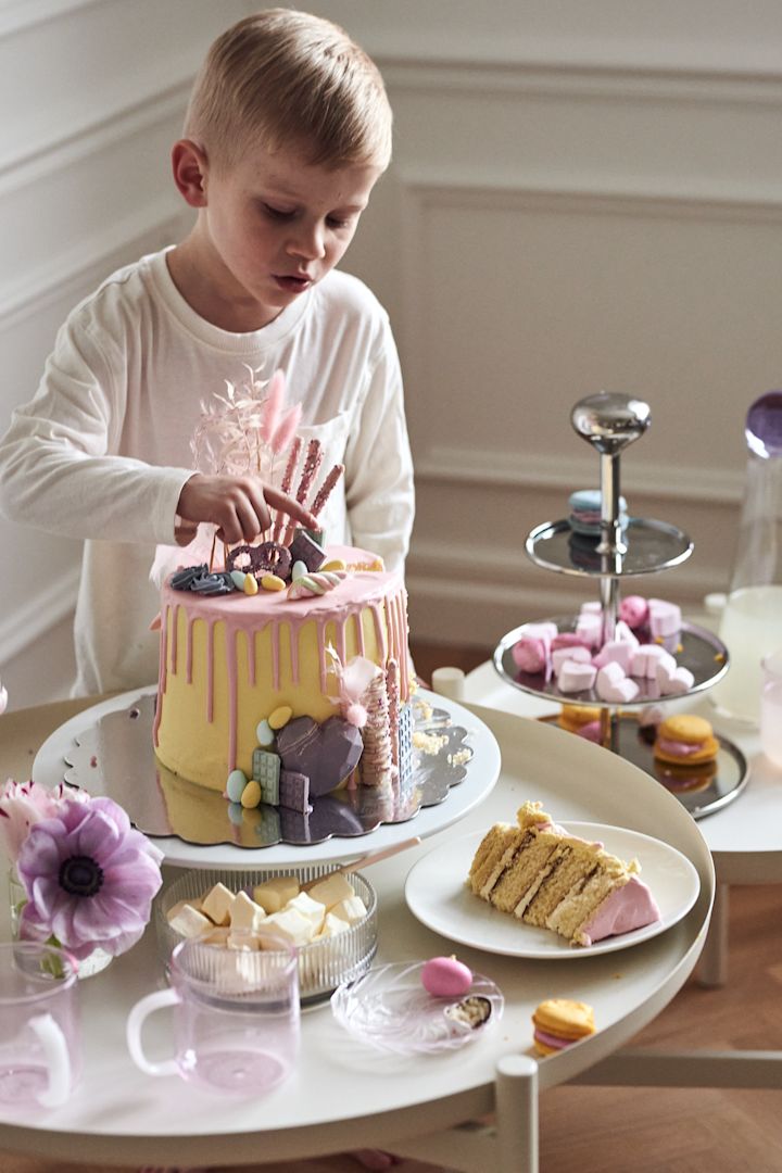 Duka upp för en festlig dessertbuffé på Turner table sidobord från Broste Copenhagen i påsk tillsammans med en pampig påsktårta.