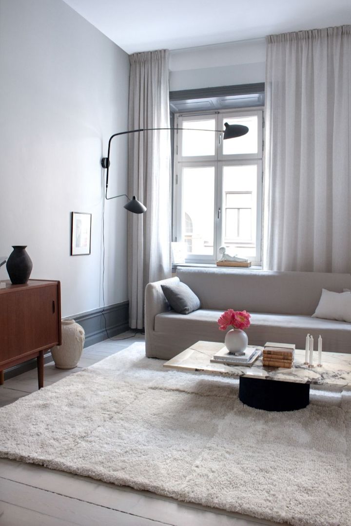 Inred med mattor – vardagsrum - här ser du Levels matta i färgen Bone White från Layered.