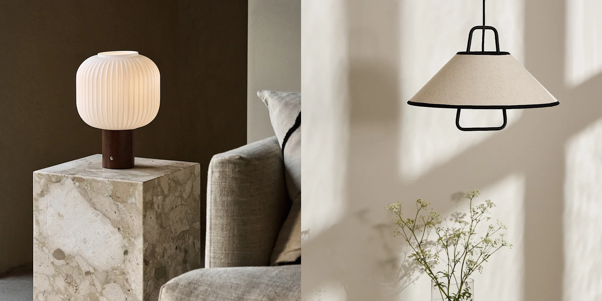 Räfflad vit glasbordslampa på marmorstativ; beige tygpendellampa med svart ram och växt.