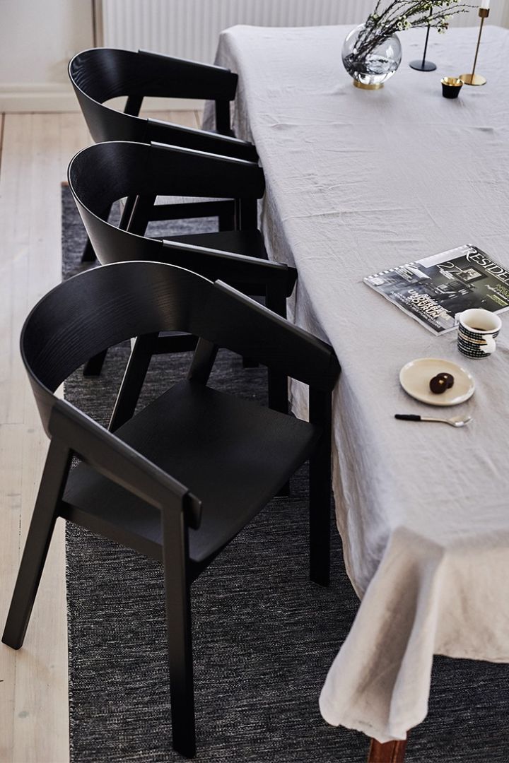 Cover svart stol från Muuto i en modern och urban matplats i skandinavisk stil. 