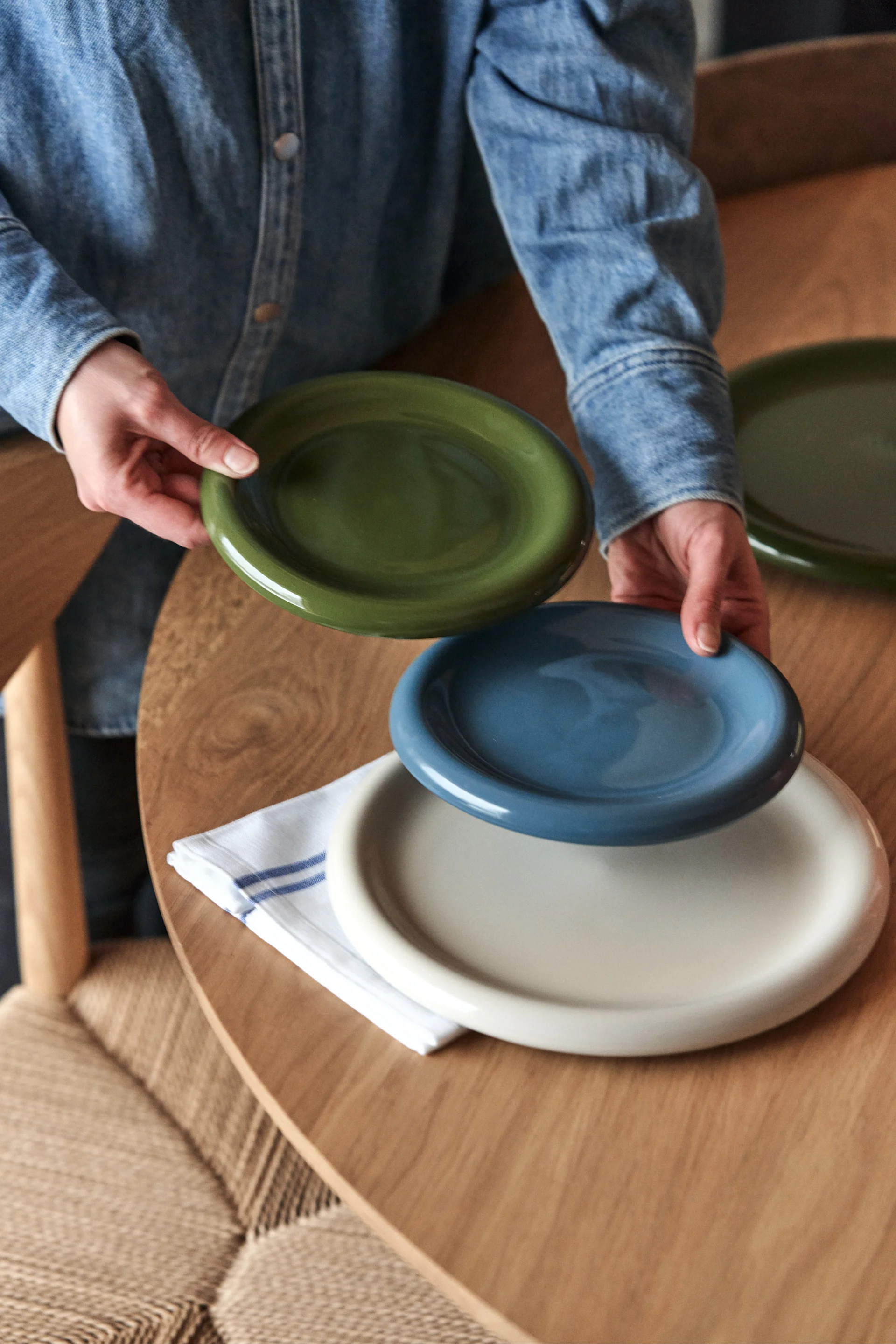 Duka upp för lyxig helgfrukost hemma med Barro porslin från HAY, här tallrikar och assietter i grönt, blått och vitt med en rustik, högblank design.