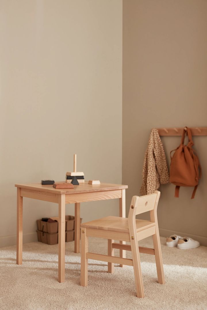 Saga bord i bok från Kids Concept passar fint att inreda barnrum med, ett stilrent bord i trä som passar oavsett stil i barnrummet, här med tillhörande stol.