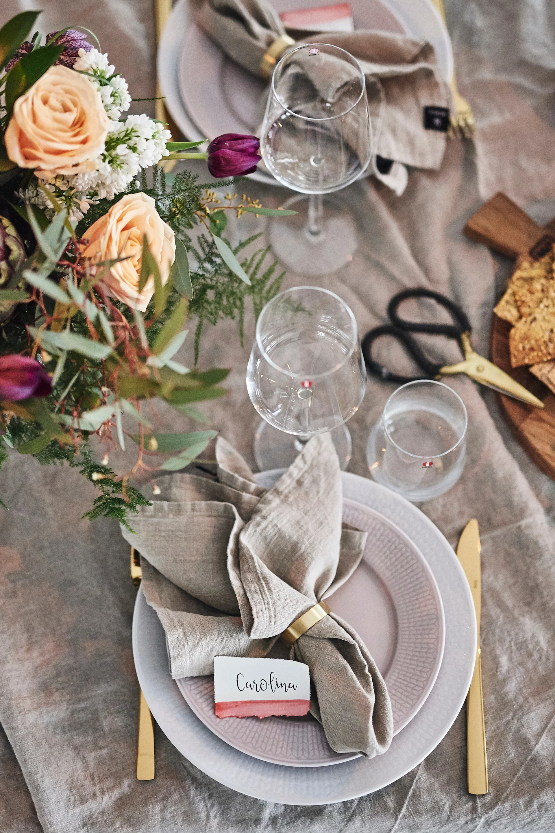 En festlig vårdukning där Swedish Grace tallrik vit och rosa kombinerats med Essence vinglas för ett romantiskt uttryck.