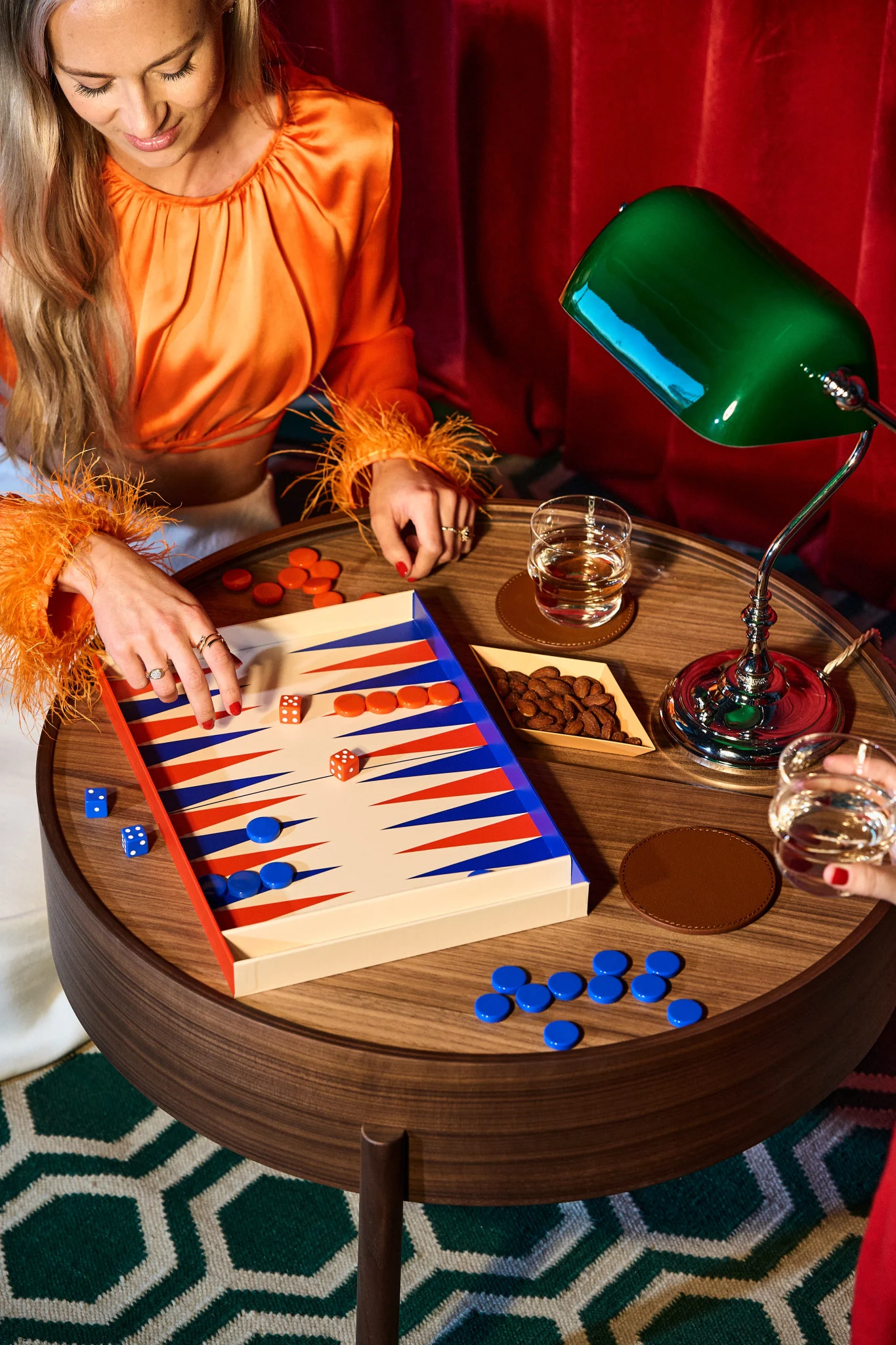 Hur man ordnar en fest med traditionella spel som backgammon, här i en retroinramning med en traditionell grön lampa från Fritz Hansen. 