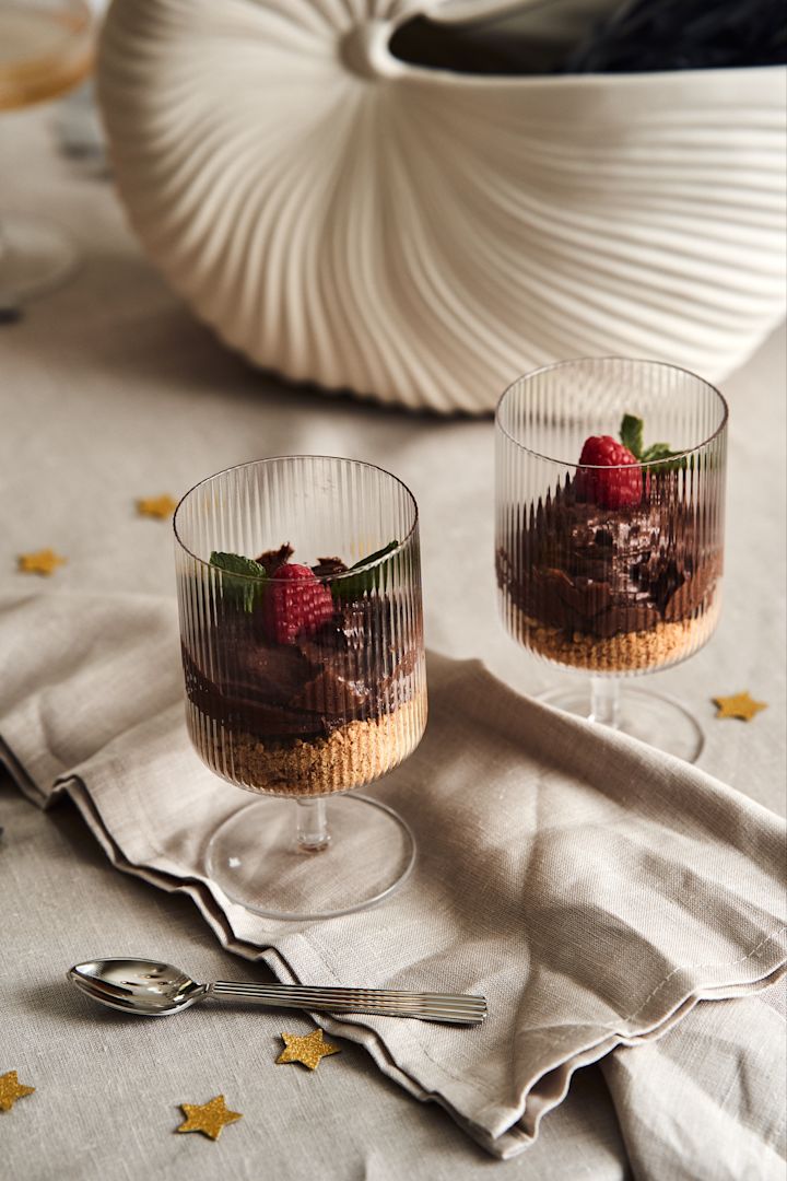 Gör trerätters middag till årets nyårsdukning 2022. Här ser du en god chokladcheesecake från @bakamedfridas recept serverat i Ripple glas från ferm LIVING.