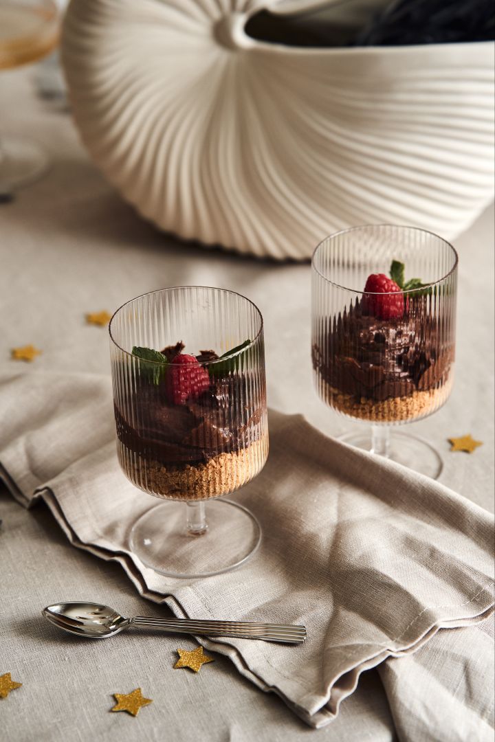 Gör trerätters middag till årets nyårsdukning 2022. Här ser du en god chokladcheesecake från @bakamedfridas recept serverat i Ripple glas från ferm LIVING.