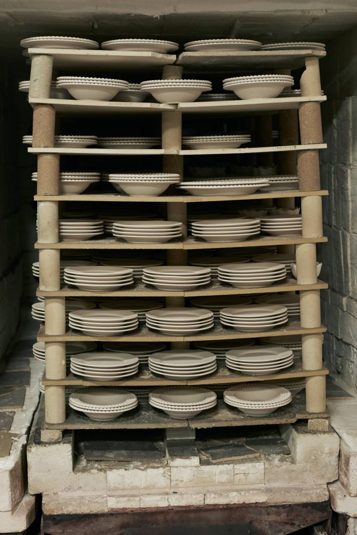 Mateus keramik torkas i ugnen i 12 timmar som är steg 8 i tillverkningsprocessen.