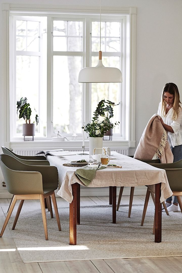 Inred matplatsen i skandinavisk, rogivande stil med Harbour stol från Menu och vit Acorn taklampa från Northern. 