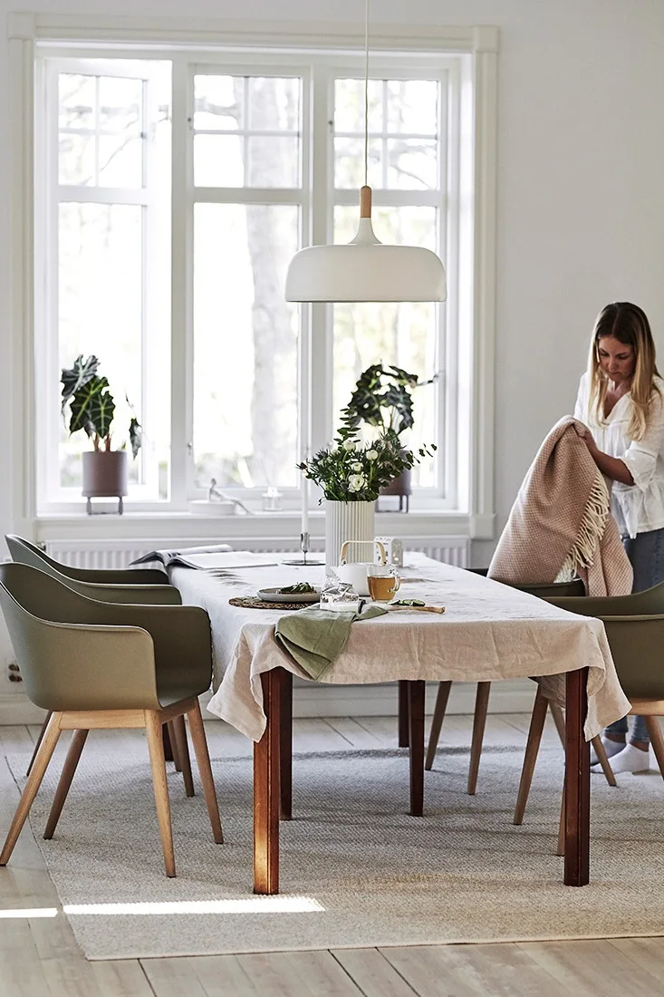 Inred matplatsen i skandinavisk, rogivande stil med Harbour stol från Menu och vit Acorn taklampa från Northern.