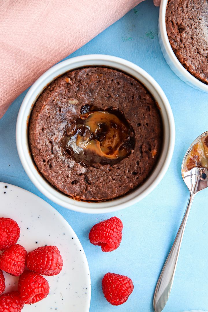 Baka med Frida till nyår – 3 festliga bakverk att bjuda på. Här ser du en god chokladfondant i vit suffléform från Pillivuyt.