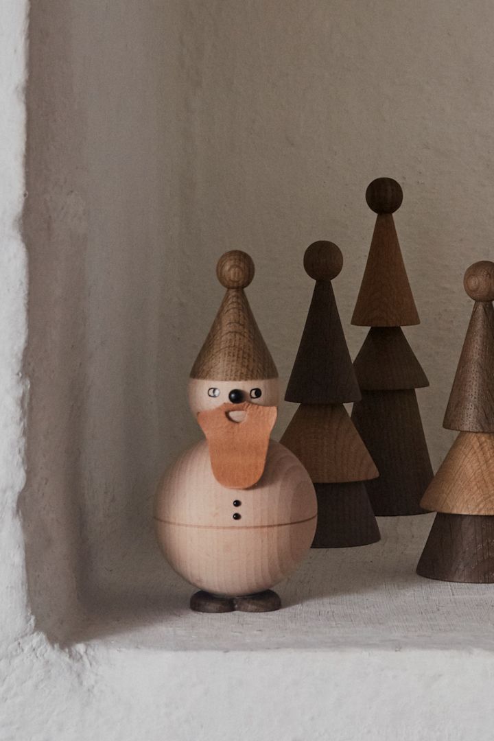 Julpynt 2023 - träfigur föreställande en tomte, från OyOy. 