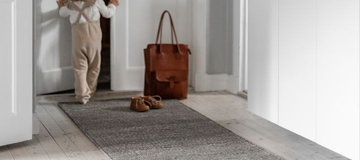 Inreda liten hall - inspiration med en långsmal mysig matta från Scandi Living för att skapa rymd och en inbjudande känsla.