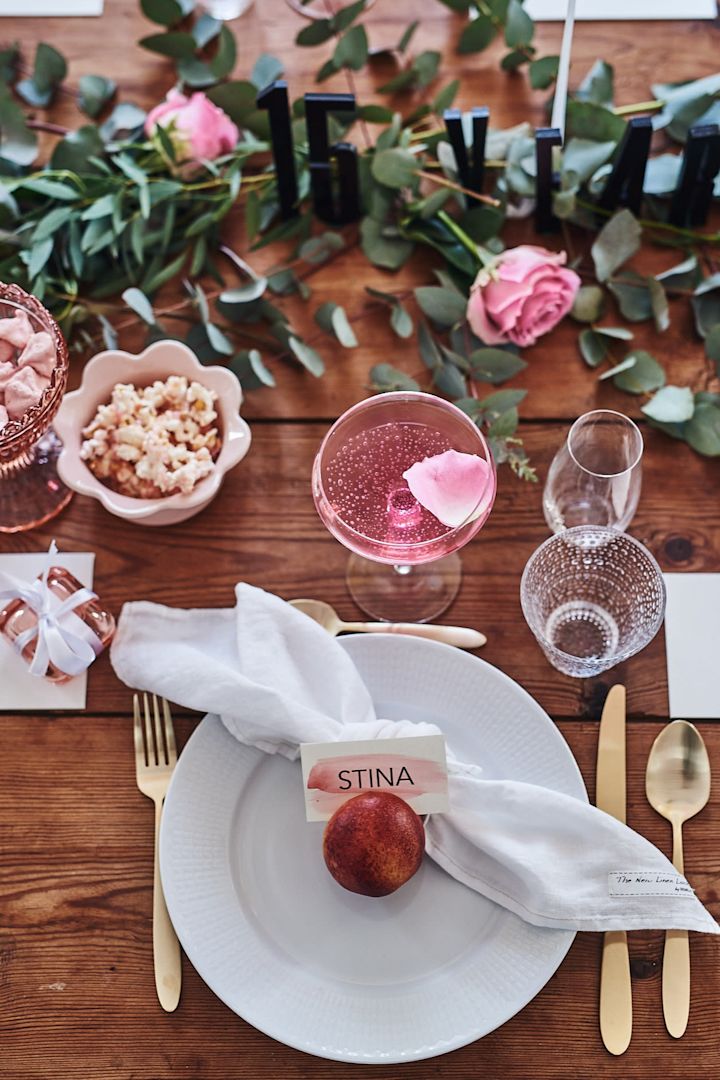 Elegant kuvert på tjejfesten med Swedish Grace tallrik, guldbestick och knuten linneservett från Himla. 