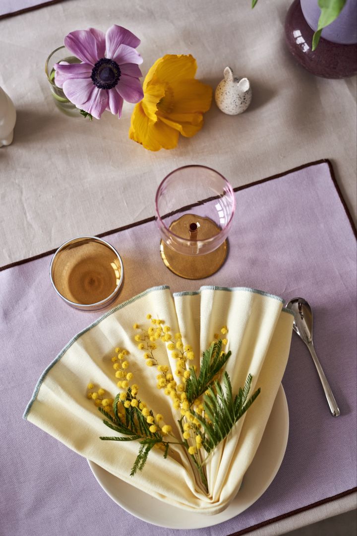Skapa en festlig påskdukning i vårens pasteller med Contour gula tygservett och lila bordstablett från HAY.