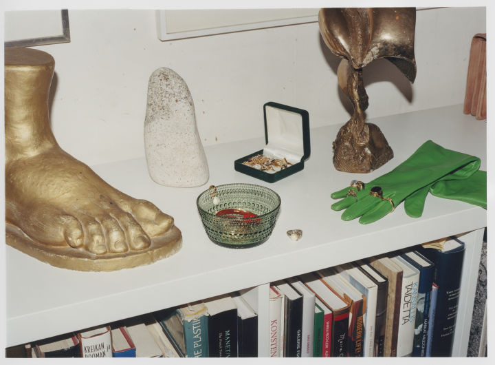 Iittala kliver in i ny era men produkterna är desamma, här Kastehelmi-skål i grönt på en skänk med statyer och handskar. 