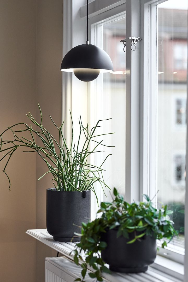 Svart Flowerpot pendel VP7 i fönstret ger ifrån sig perfekt stämningsbelysning i ett rum. 