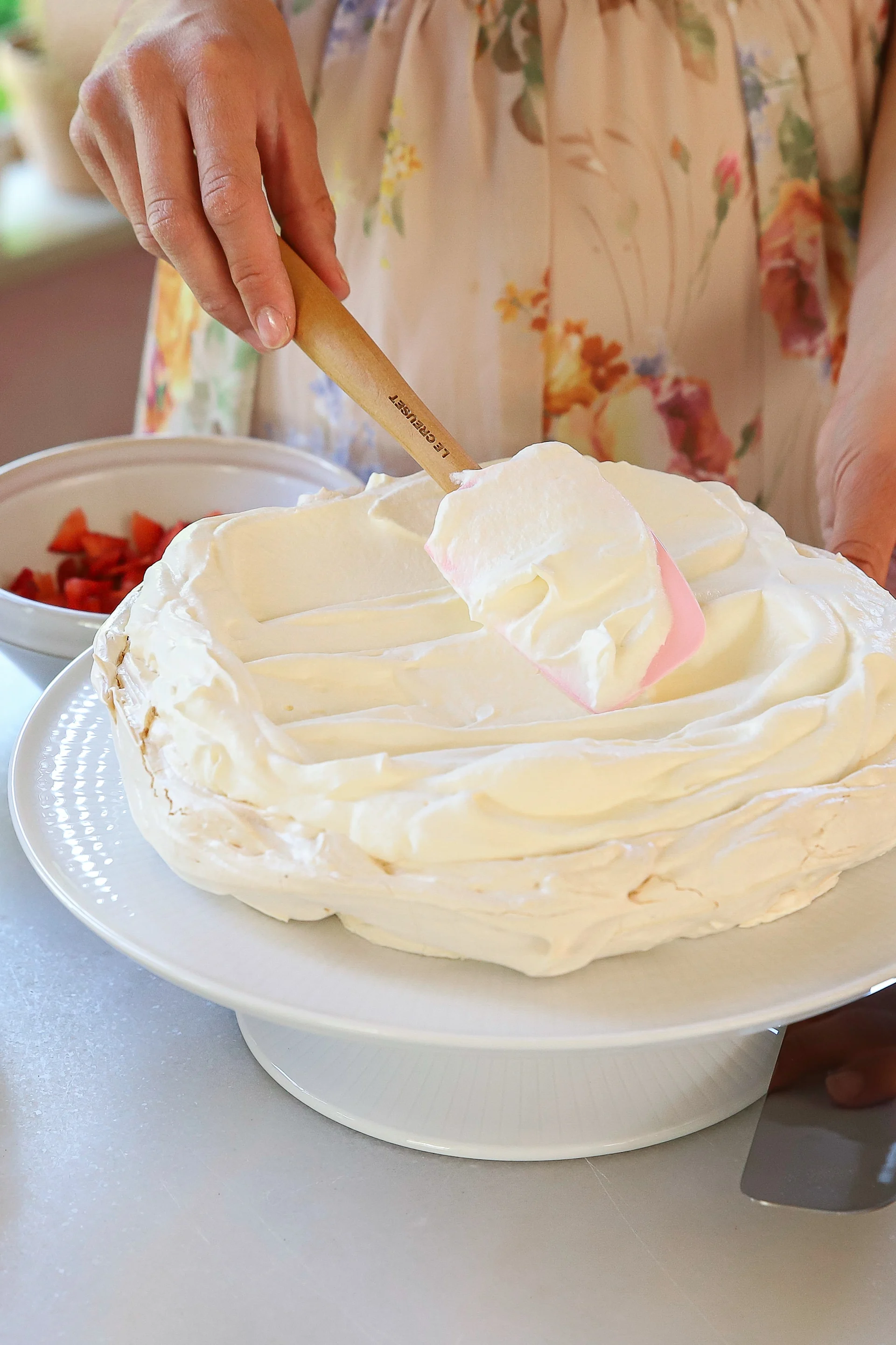Frida Skattberg "Baka med Frida" bakar enkla tårtor till midsommar såsom denna krispiga och goda marängtårta som dekoreras med grädde med Le Creuset slickepott.