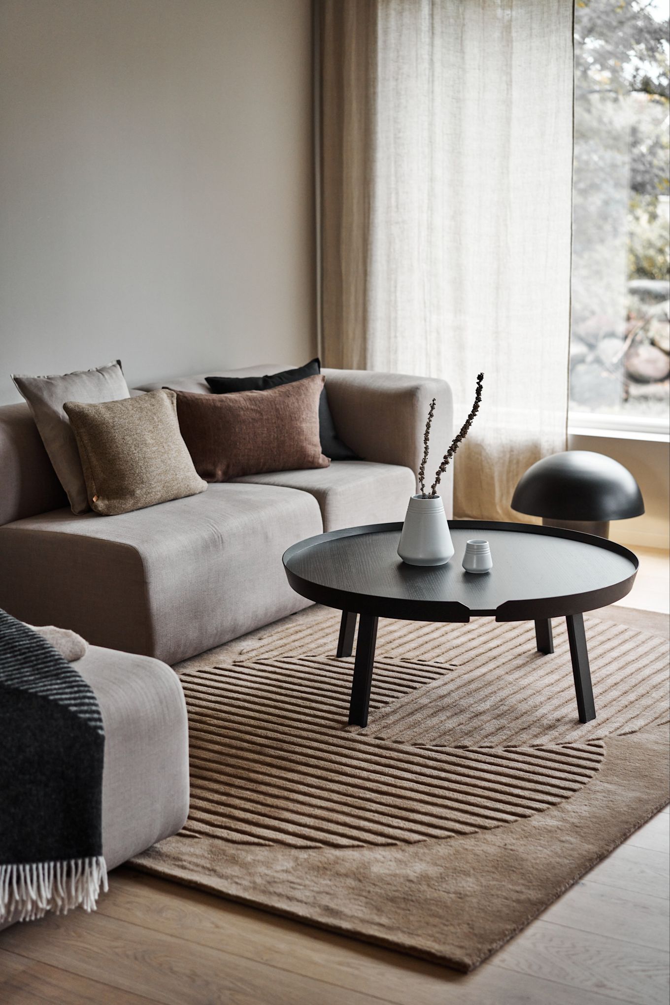 Inred med mattor – vardagsrum - här ser du vackra NJRD Levels ullmatta circles i färgen beige.