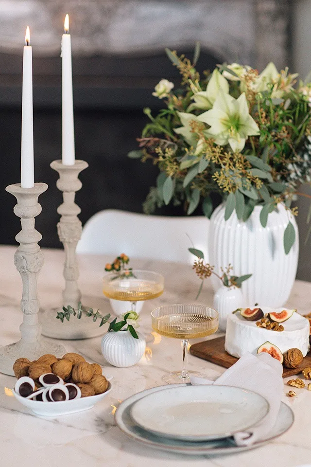 Dukning hos Emilia de Poret med hennes julklappstips i sval stil.