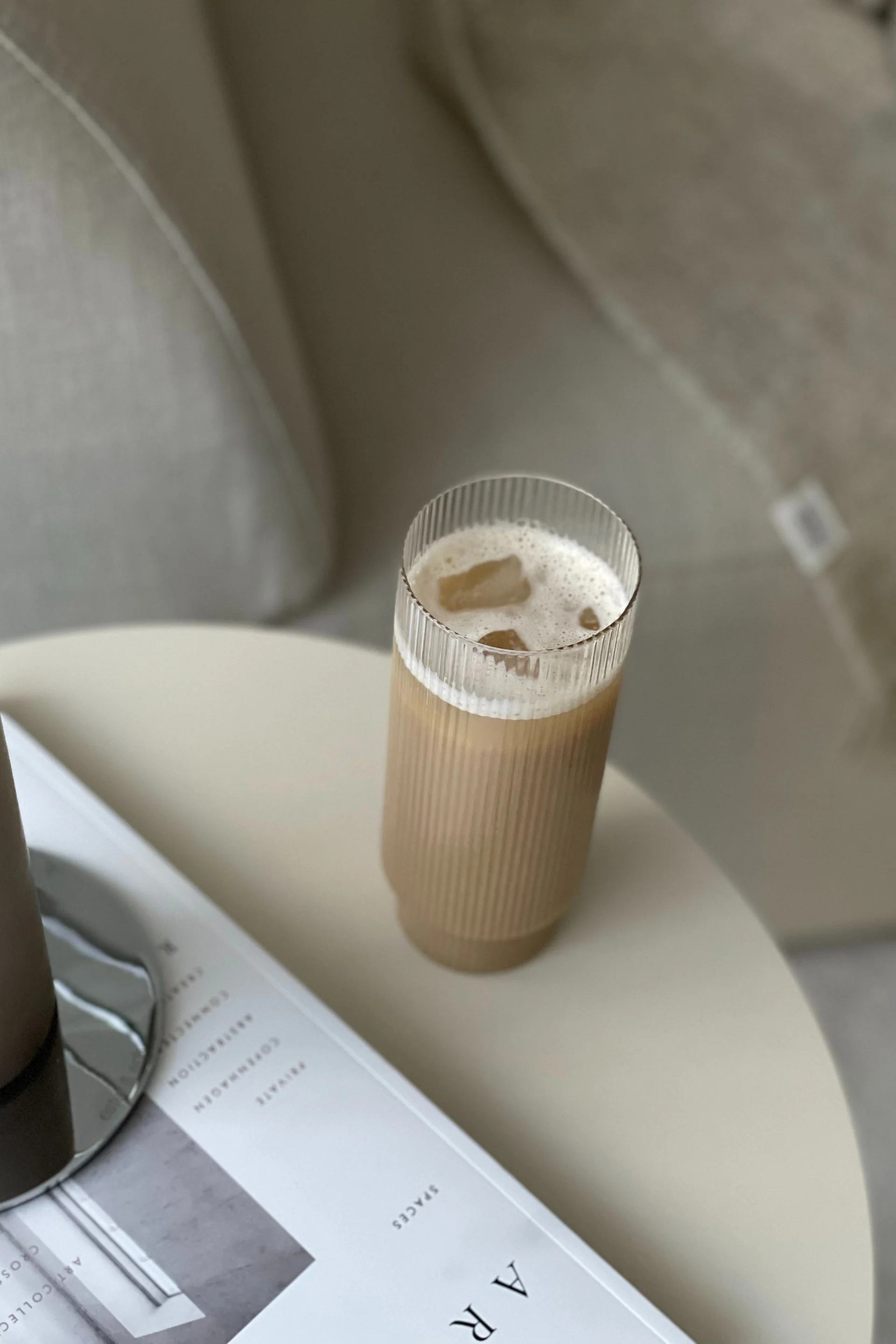 Influencern @homebynicky har gjort ”What I bought” vs ”How I styled it” och har stylat vardagsrummet med Ripple long drink glas från Ferm Living.