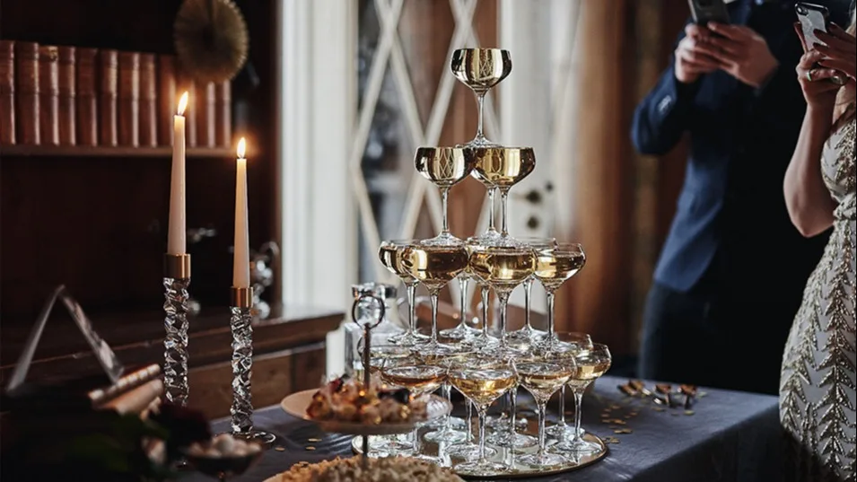 Champagnetorn med Orrefors champagneglas, Carat ljusstakar från Orrefors.
