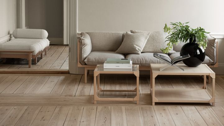Gärsnäs skaoar möbler för alla rum och i olika stilar, här samsas ett litet och ett stort Bleck soffbord i ljus vardagsrumsmiljö med beige soffa intill.