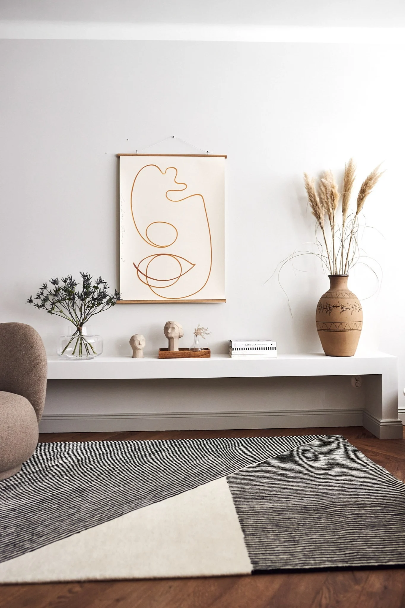 Elin Skoglunds vardagsrum med stilren inredning i svartvitt och beigea toner.