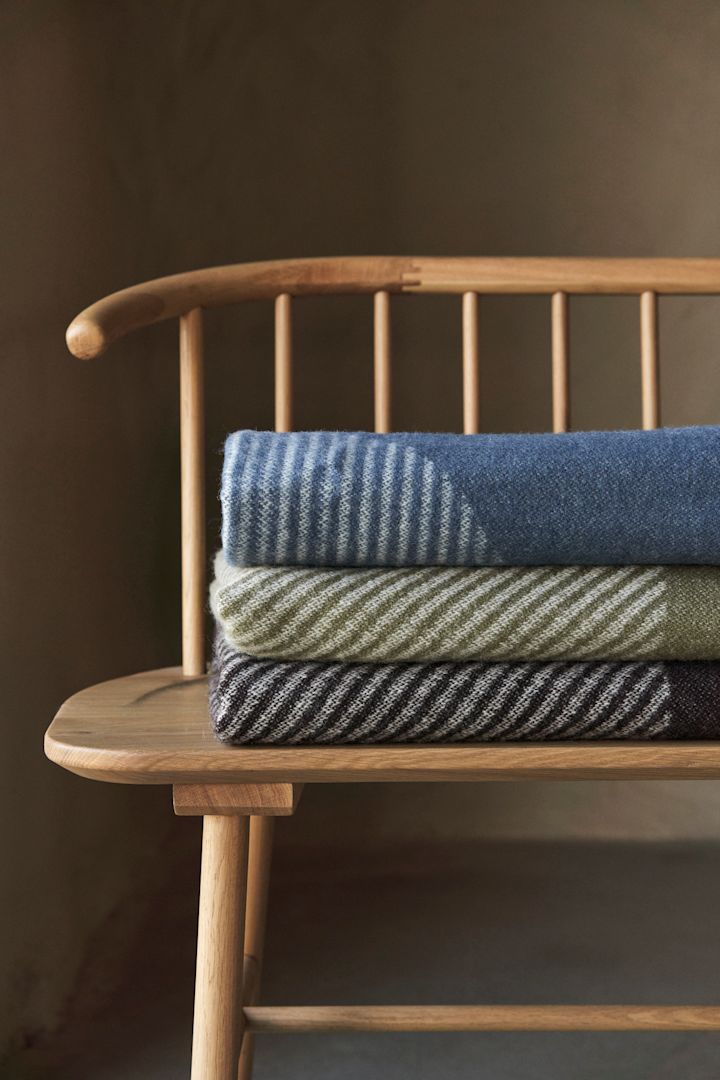 Stripes bomullspläd i orange och blått från NJRD som är designat av duon Carl Philip Bernadotte och Oscar Kylberg.